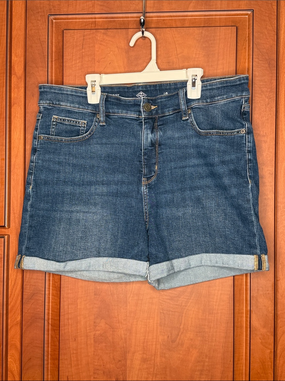 St. John’s Bay Classic Dark Blue Denim Roll-Cuff Women’s Shorts. Size: 16